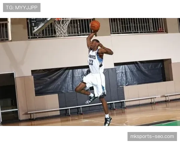 安德鲁·威金斯通过挡拆提升投篮效率，明显优于季后赛首轮表现