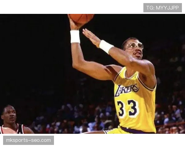 贾巴尔天勾统治力再现，对比当代内线得分效率优势显著